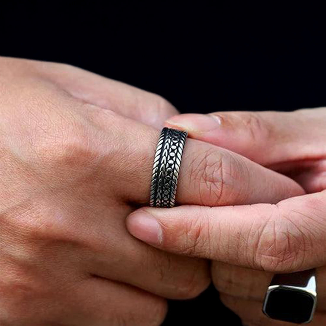 Runeth Men Ring
